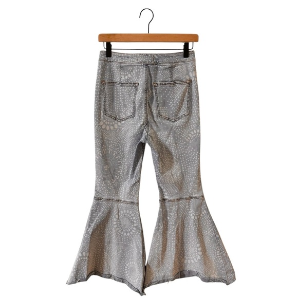 We The Free Just Float On Flare Jeans Light Wash Geo Print Size 28 - Picture 12 of 16